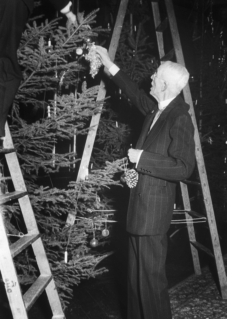 Gustaf V klär julgran 