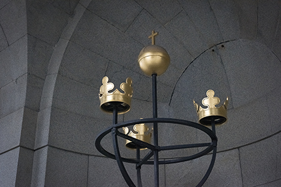 Kronkorgen med de tre kronorna och toppen, som symboliserar riksäpplet, i högglanspolerad mässing.